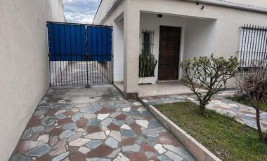 Casa familiar con cochera, patio, jardin y terreno