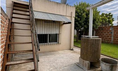 Casa familiar con cochera, patio, jardin y terreno