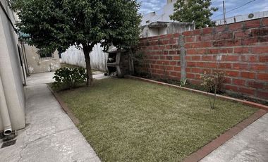 Casa familiar con cochera, patio, jardin y terreno