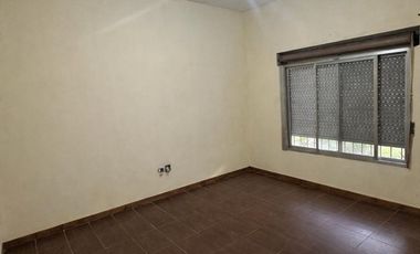 Casa familiar con cochera, patio, jardin y terreno