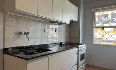 DEPTO DE 2 DORMITORIOS EN ALQUILER CENTRICO CON COCHERA