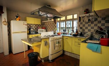 Casa en venta cerca de CU, pintoresca, amplia, segura, estilo colonial y jardín