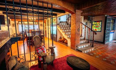 Casa en venta cerca de CU, pintoresca, amplia, segura, estilo colonial y jardín