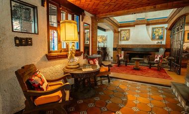 Casa en venta cerca de CU, pintoresca, amplia, segura, estilo colonial y jardín