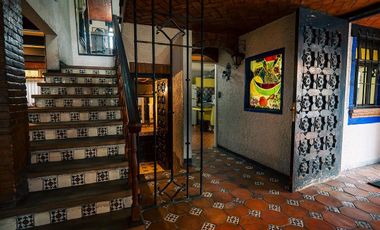 Casa en venta cerca de CU, pintoresca, amplia, segura, estilo colonial y jardín