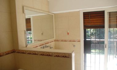 VENTA CASA ACASSUSO 7 AMBIENTES JARDIN PILETA