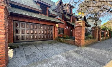 VENTA CASA ACASSUSO 7 AMBIENTES JARDIN PILETA