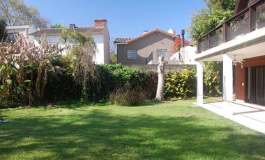 VENTA CASA ACASSUSO 7 AMBIENTES JARDIN PILETA