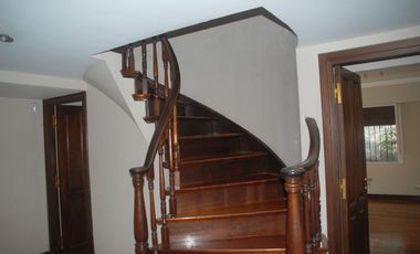 VENTA CASA ACASSUSO 7 AMBIENTES JARDIN PILETA