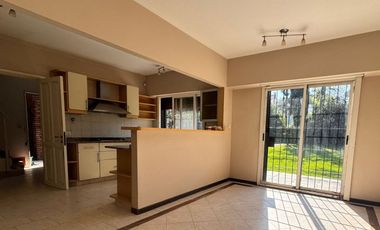 VENTA CASA ACASSUSO 7 AMBIENTES JARDIN PILETA