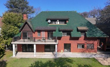 VENTA CASA ACASSUSO 7 AMBIENTES JARDIN PILETA