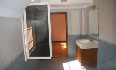 VENTA CASA ACASSUSO 7 AMBIENTES JARDIN PILETA