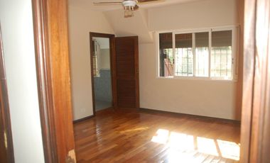 VENTA CASA ACASSUSO 7 AMBIENTES JARDIN PILETA