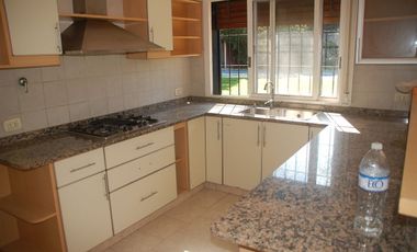 VENTA CASA ACASSUSO 7 AMBIENTES JARDIN PILETA