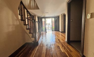 VENTA CASA ACASSUSO 7 AMBIENTES JARDIN PILETA