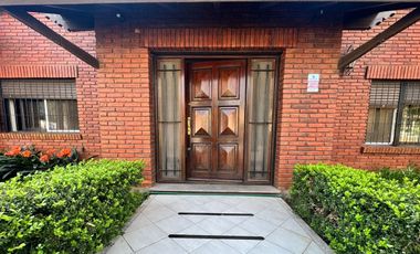 VENTA CASA ACASSUSO 7 AMBIENTES JARDIN PILETA