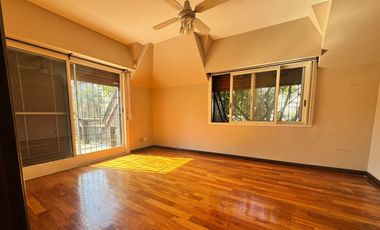 VENTA CASA ACASSUSO 7 AMBIENTES JARDIN PILETA