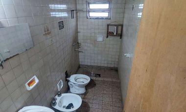 Casa de 2 dorm y cochera en Ciudadela Norte