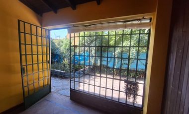 CASA 3 AMB, EN VENTA EN BERAZATEGUI CON JARDIN