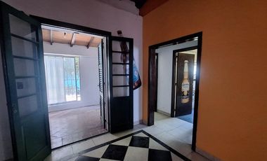 CASA 3 AMB, EN VENTA EN BERAZATEGUI CON JARDIN