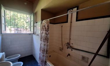 CASA 3 AMB, EN VENTA EN BERAZATEGUI CON JARDIN