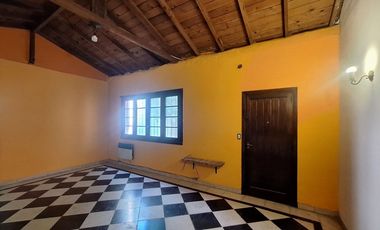 CASA 3 AMB, EN VENTA EN BERAZATEGUI CON JARDIN