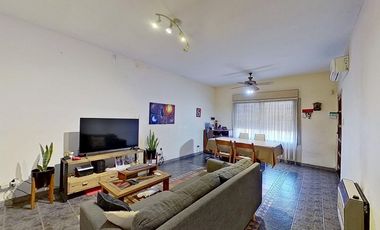 VENTA CASA 6 AMB V.DOMINICO CON PATIO Y GARAJE