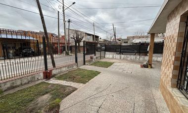 CASA 4 AMB CON COCHERA-JARDIN EN VENTA EN LANUS