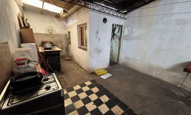 CASA 4 AMB CON COCHERA-JARDIN EN VENTA EN LANUS