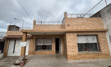 CASA 4 AMB CON COCHERA-JARDIN EN VENTA EN LANUS