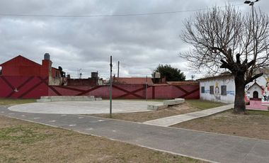 CASA 4 AMB CON COCHERA-JARDIN EN VENTA EN LANUS