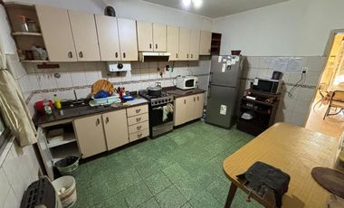 CASA 4 AMB CON COCHERA-JARDIN EN VENTA EN LANUS