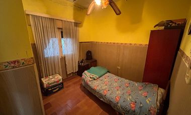 CASA 4 AMB CON COCHERA-JARDIN EN VENTA EN LANUS