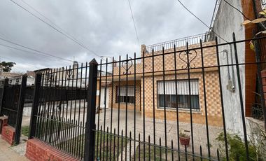 CASA 4 AMB CON COCHERA-JARDIN EN VENTA EN LANUS