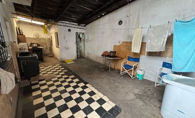 CASA 4 AMB CON COCHERA-JARDIN EN VENTA EN LANUS