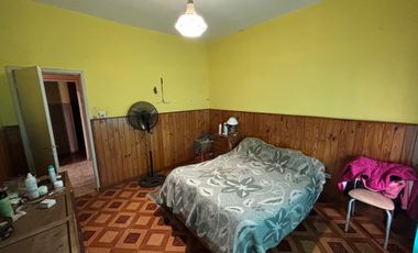 CASA 4 AMB CON COCHERA-JARDIN EN VENTA EN LANUS