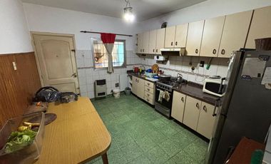 CASA 4 AMB CON COCHERA-JARDIN EN VENTA EN LANUS