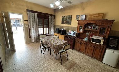 CASA 4 AMB CON COCHERA-JARDIN EN VENTA EN LANUS