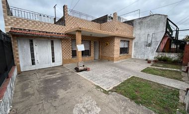 CASA 4 AMB CON COCHERA-JARDIN EN VENTA EN LANUS