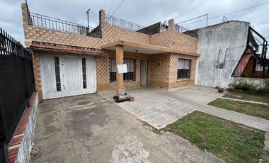CASA 4 AMB CON COCHERA-JARDIN EN VENTA EN LANUS