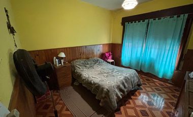CASA 4 AMB CON COCHERA-JARDIN EN VENTA EN LANUS