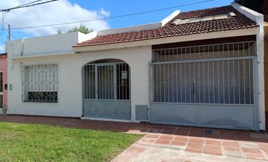 VENTA CASA 4 AMB GRAN PARQUE GARAJE ZARATE AP CRED