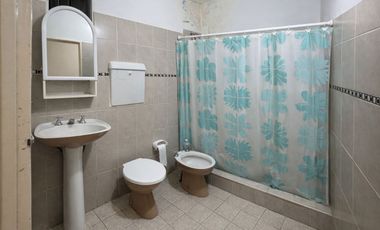 CASA CON 2 VIVIENDAS EN VENTA EN B° LOS IMIGRANTES