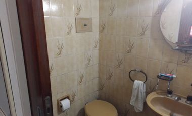 Casa 5 amb. venta Hurlingham c/ jardin y pileta