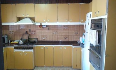 Casa 5 amb. venta Hurlingham c/ jardin y pileta