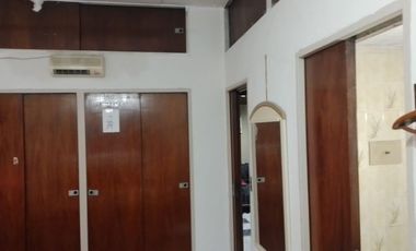Casa 5 amb. venta Hurlingham c/ jardin y pileta