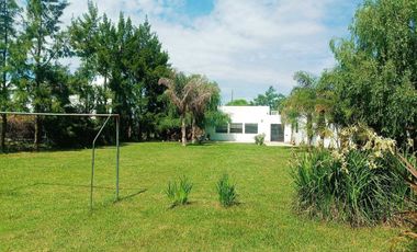 CASA 3 DORMITORIOS EN VENTA GORINA CON JARDÍN