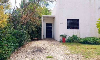 CASA 3 DORMITORIOS EN VENTA GORINA CON JARDÍN