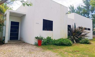 CASA 3 DORMITORIOS EN VENTA GORINA CON JARDÍN