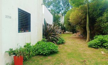 CASA 3 DORMITORIOS EN VENTA GORINA CON JARDÍN